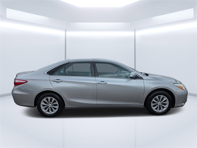2015 Toyota Camry LE photo 2