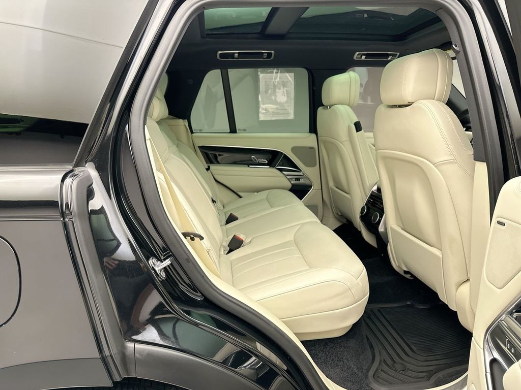 2024 Land Rover Range Rover SE photo 12