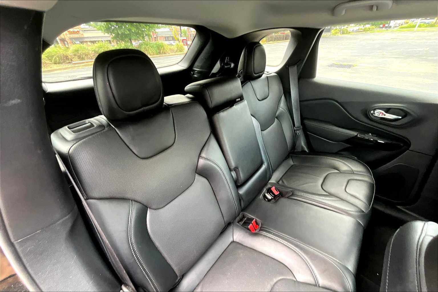 2023 Jeep Cherokee Altitude Lux photo 14