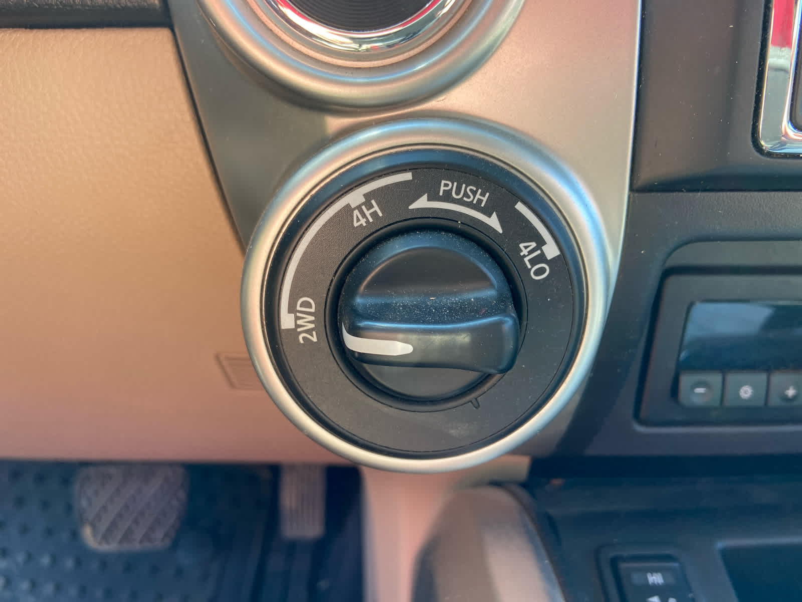 2017 Nissan Titan SV Crew Cab photo 19