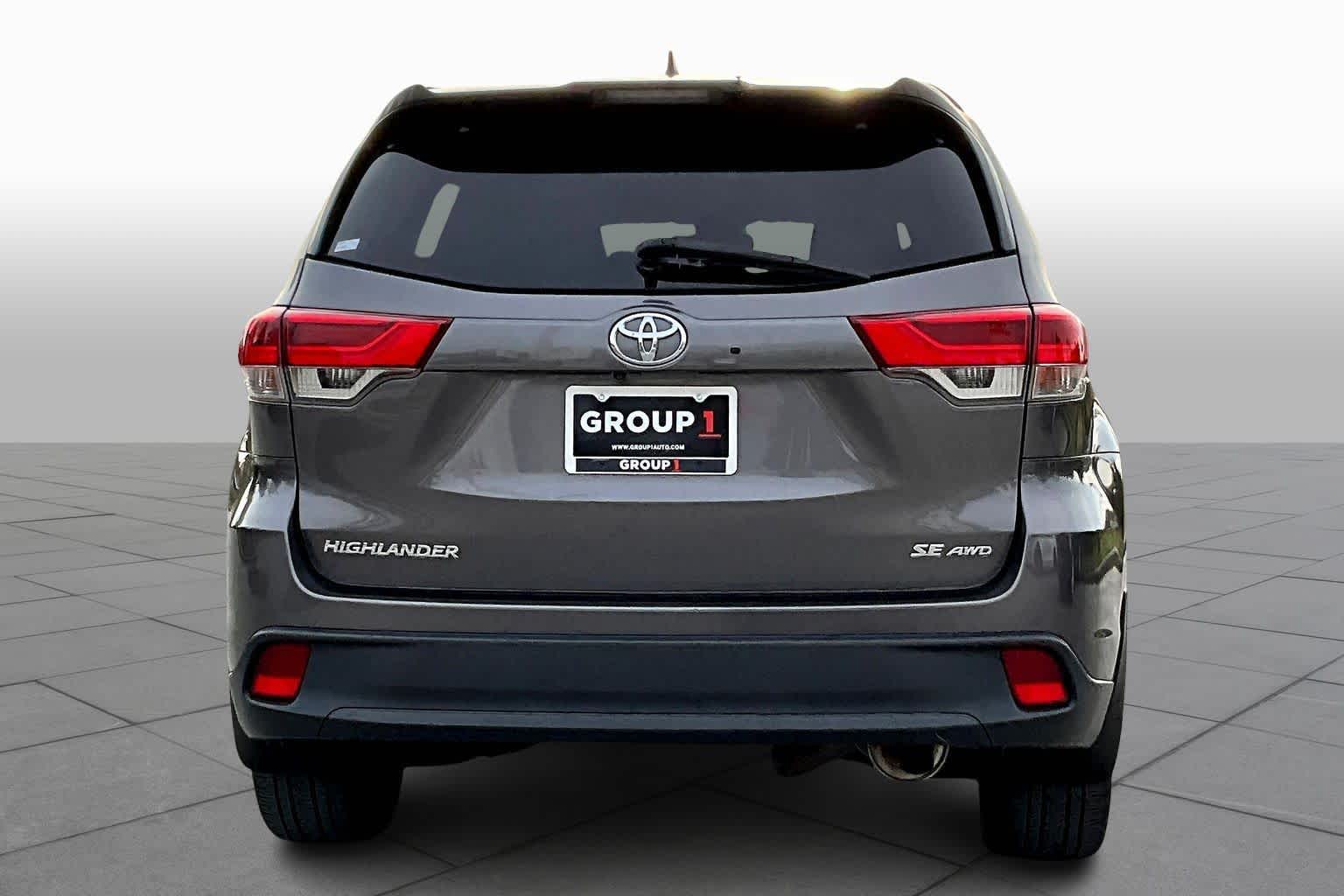 2018 Toyota Highlander SE photo 2