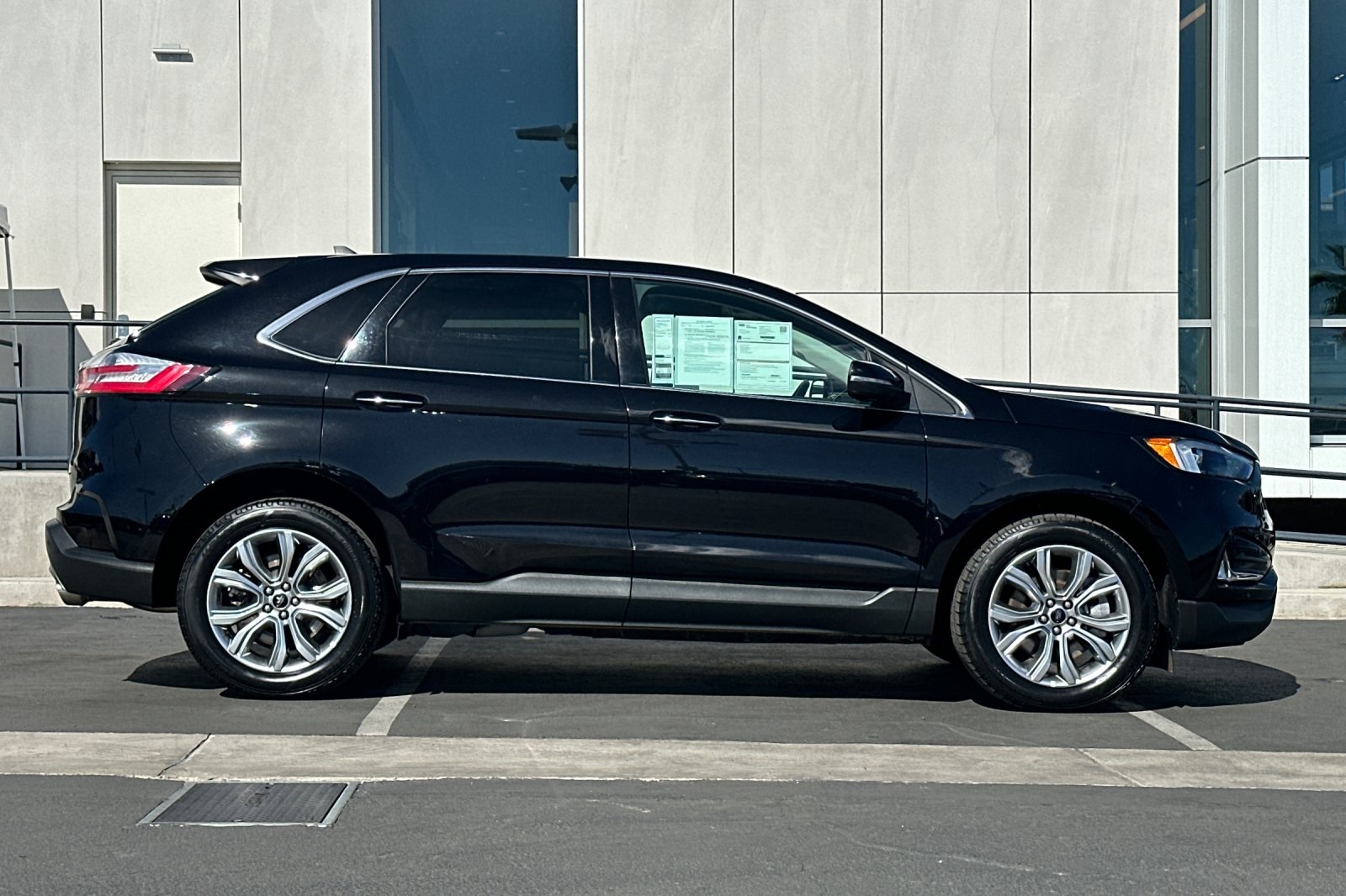 2024 Ford Edge Titanium photo 2