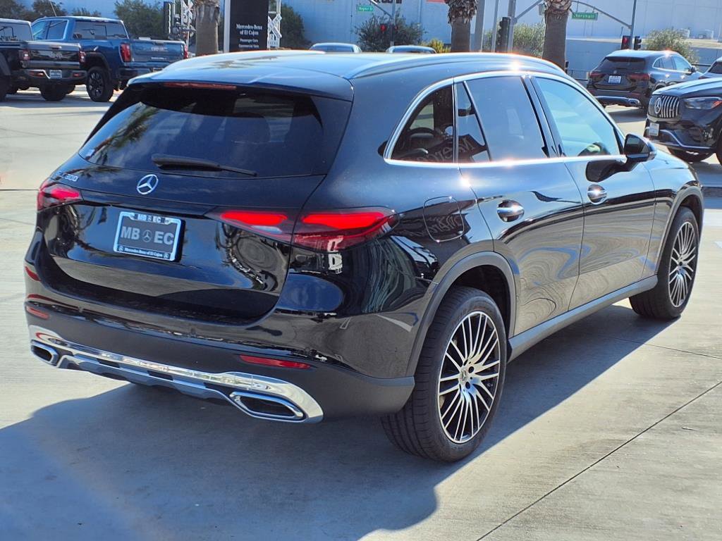 2025 Mercedes Benz GLC 300 photo 3