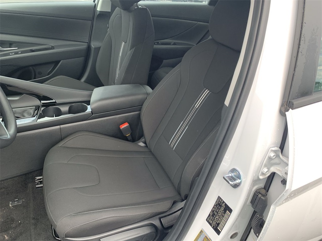 2025 Hyundai Elantra Blue SEL Sport photo 3
