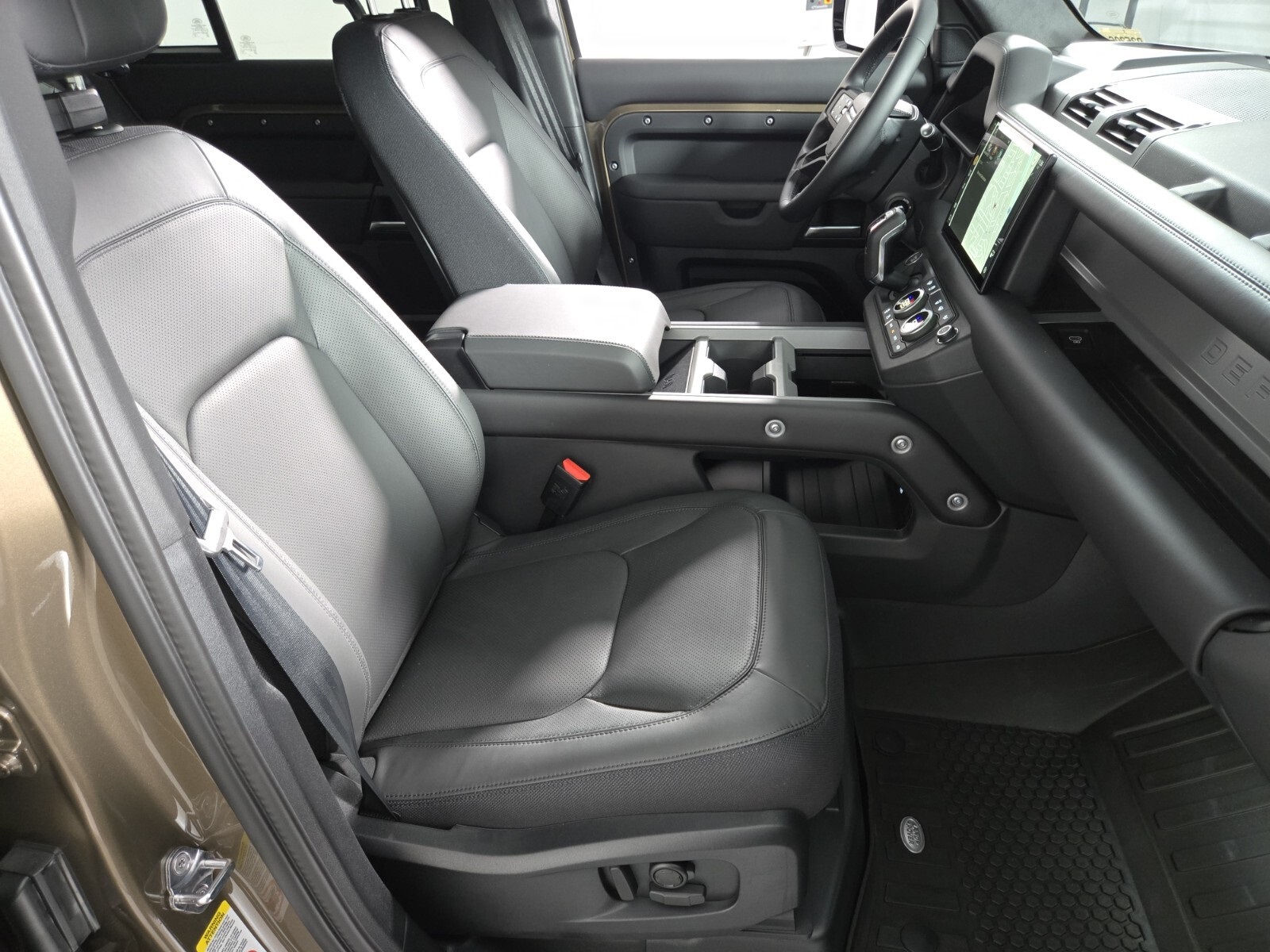 2025 Land Rover Defender 110 photo 2
