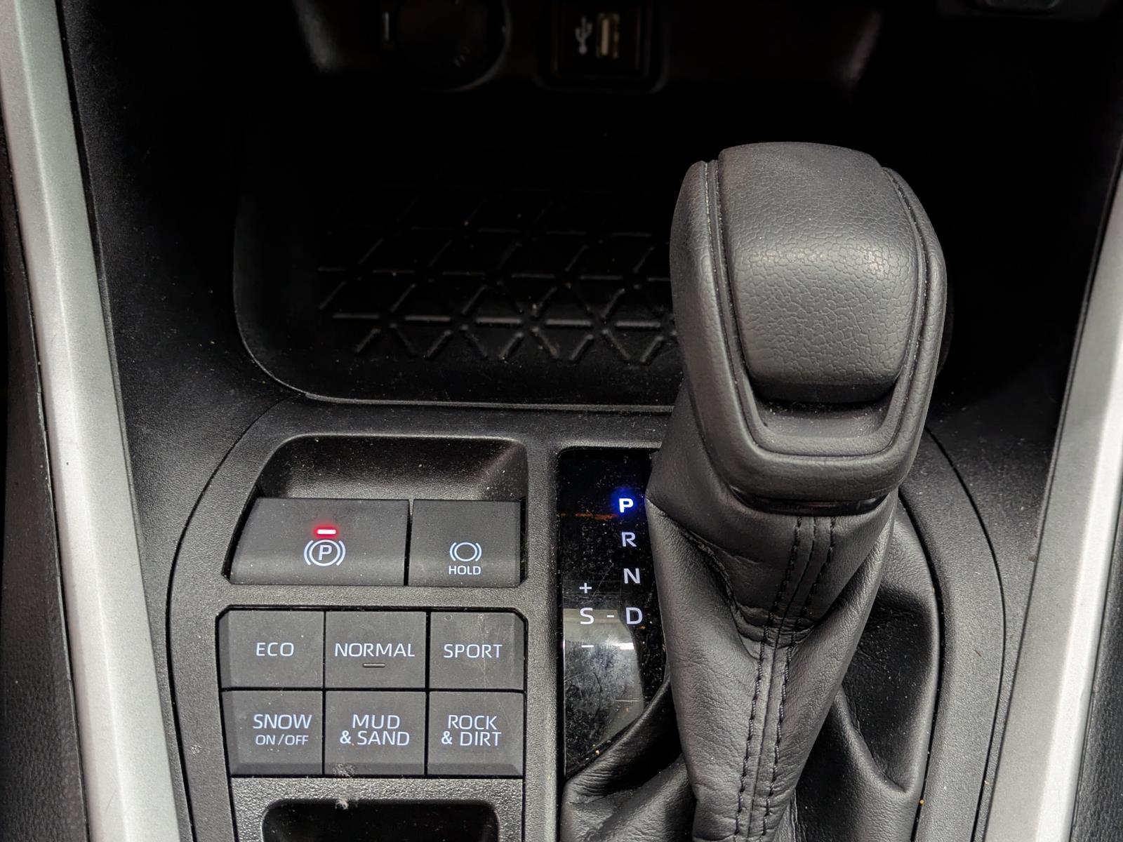 2024 Toyota RAV4 LE photo 7