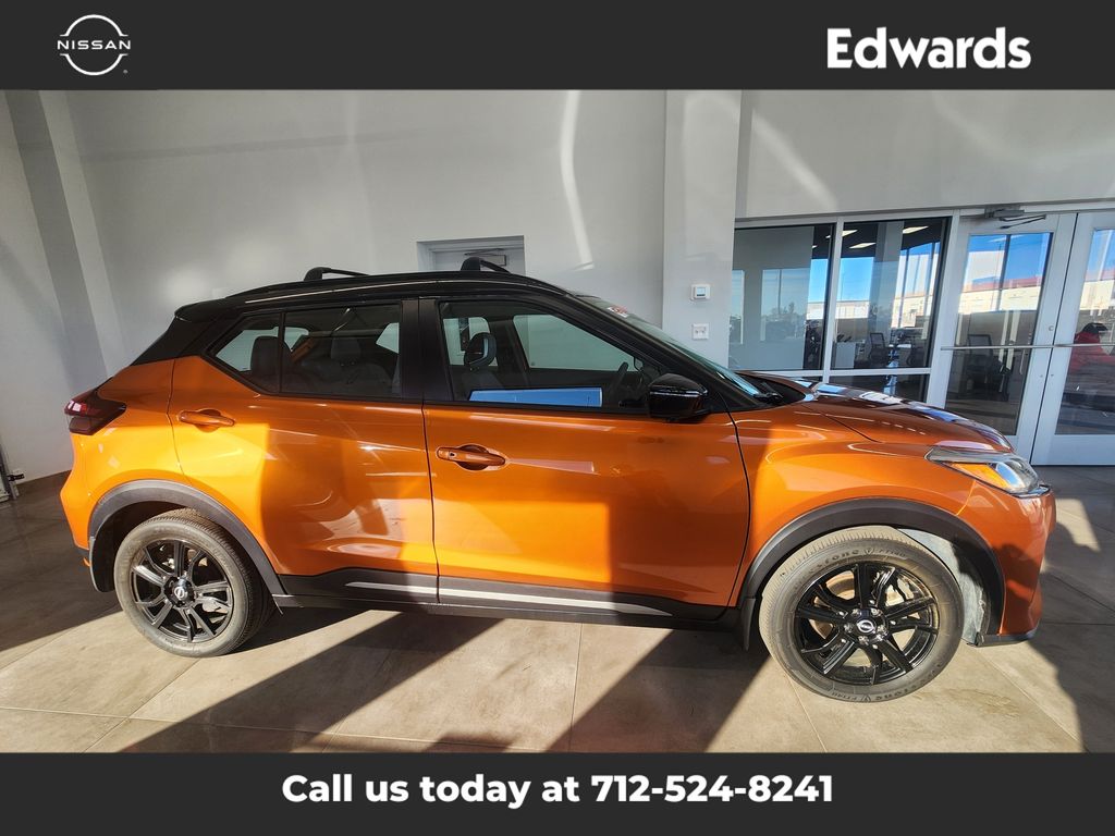 2023 Nissan Kicks SR's photo