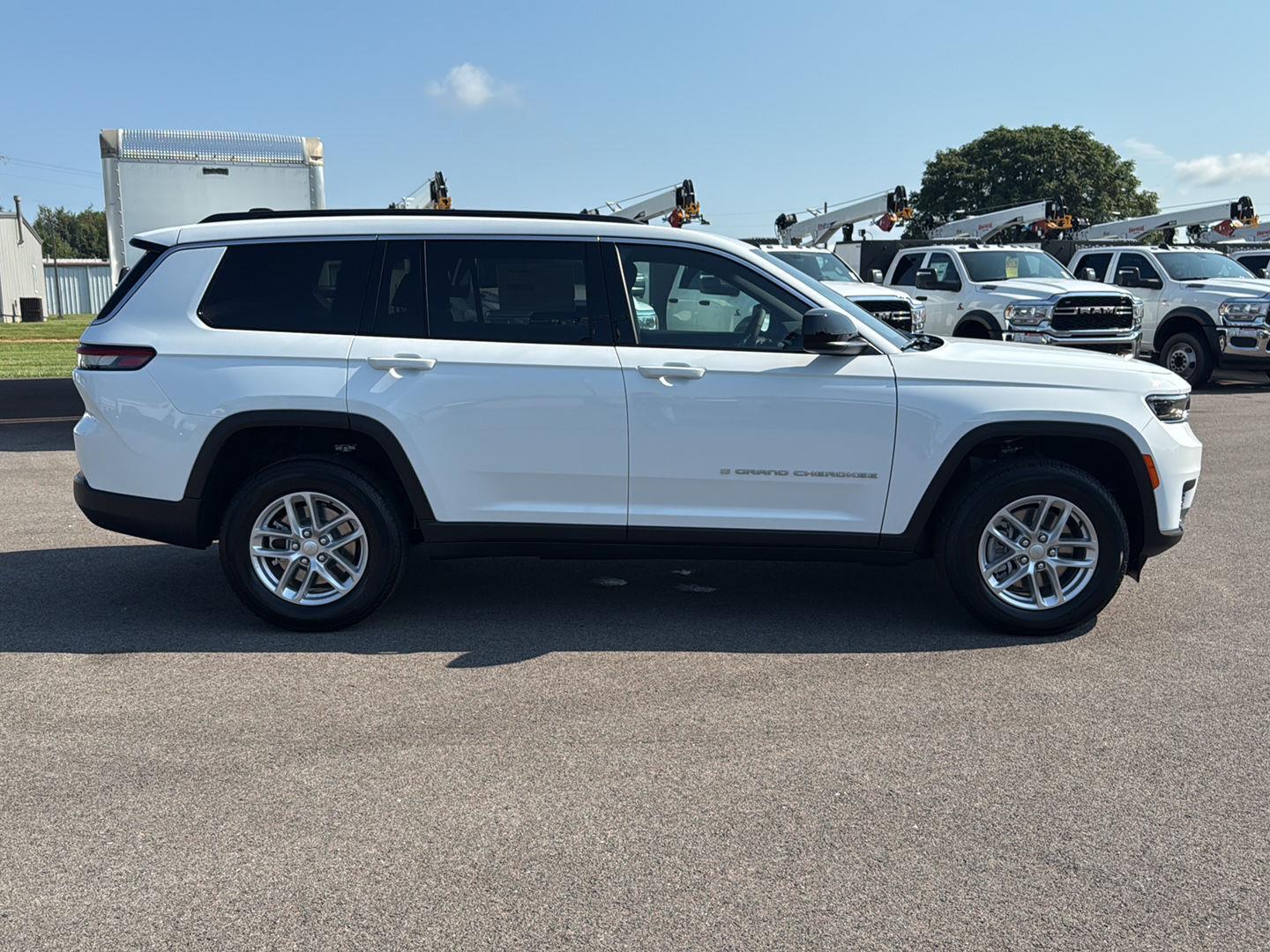 2025 Jeep Grand Cherokee Laredo photo 4