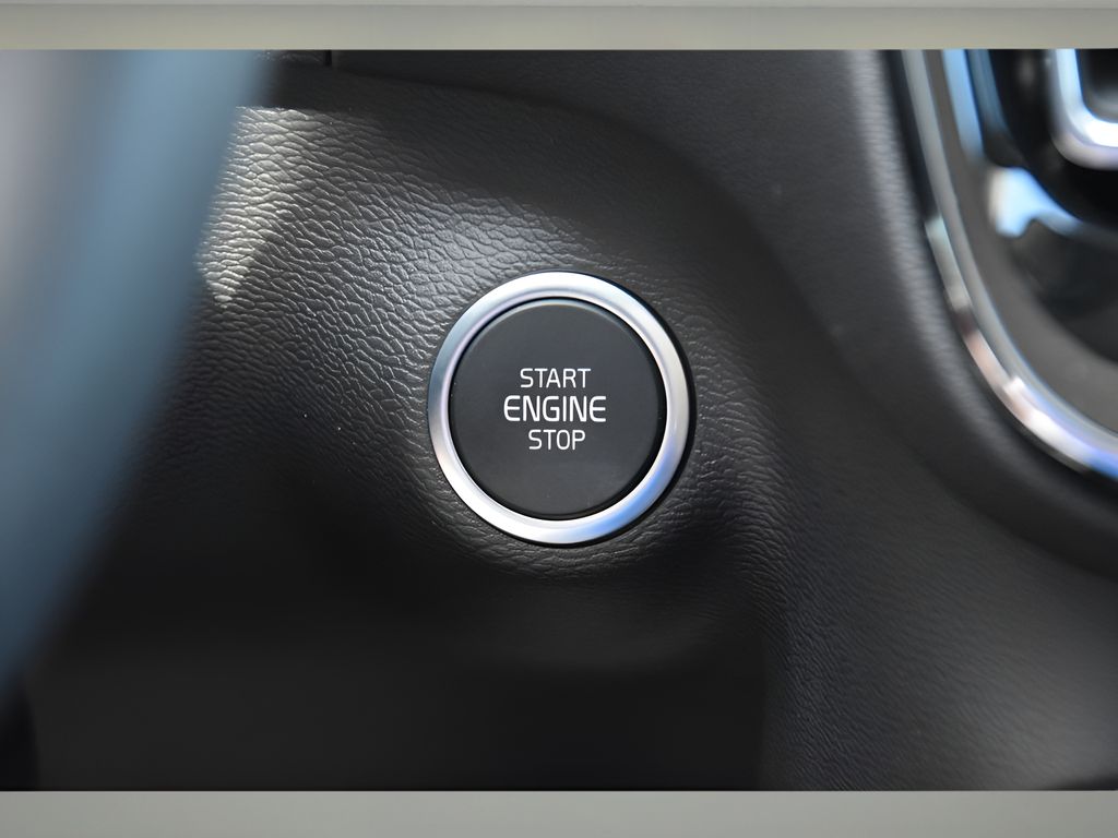 2025 Volvo XC40 photo 31