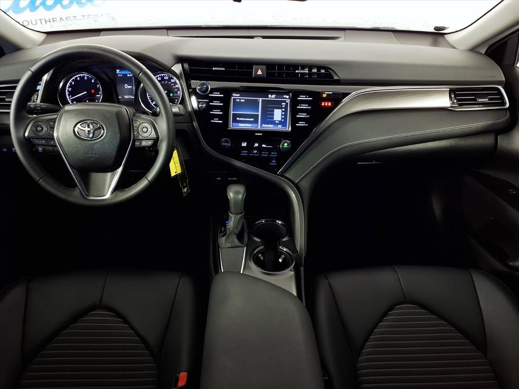 2020 Toyota Camry SE photo 3