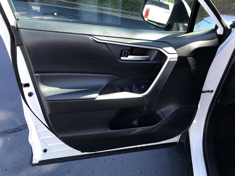 2023 Toyota RAV4 XLE photo 14