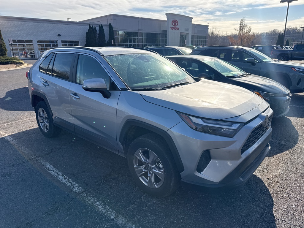 2025 Toyota RAV4 XLE's photo
