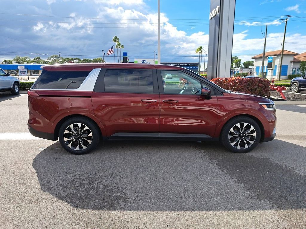 2024 Kia Carnival EX photo 4