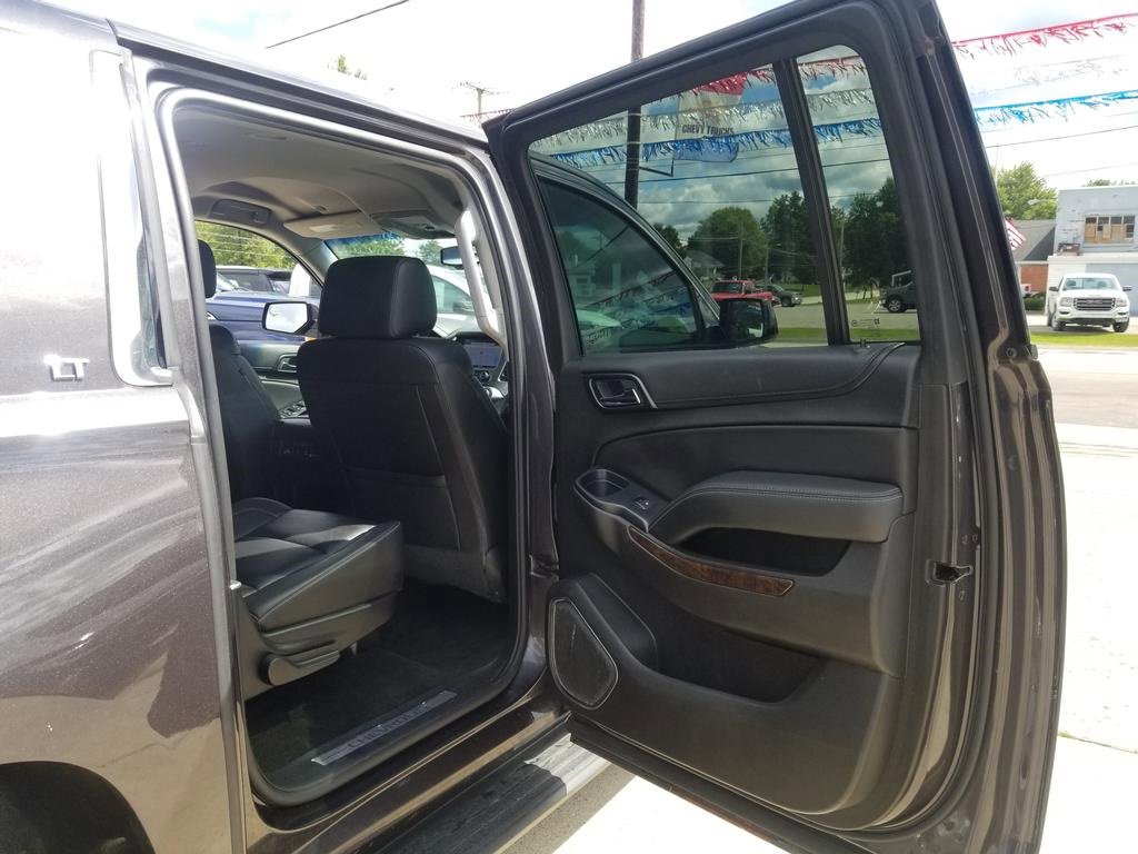2017 Chevrolet Suburban LT photo 23