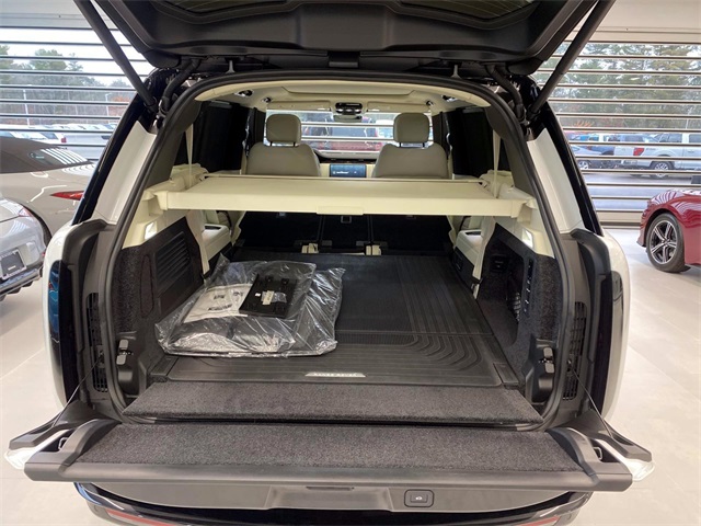 2025 Land Rover Range Rover SE photo 4