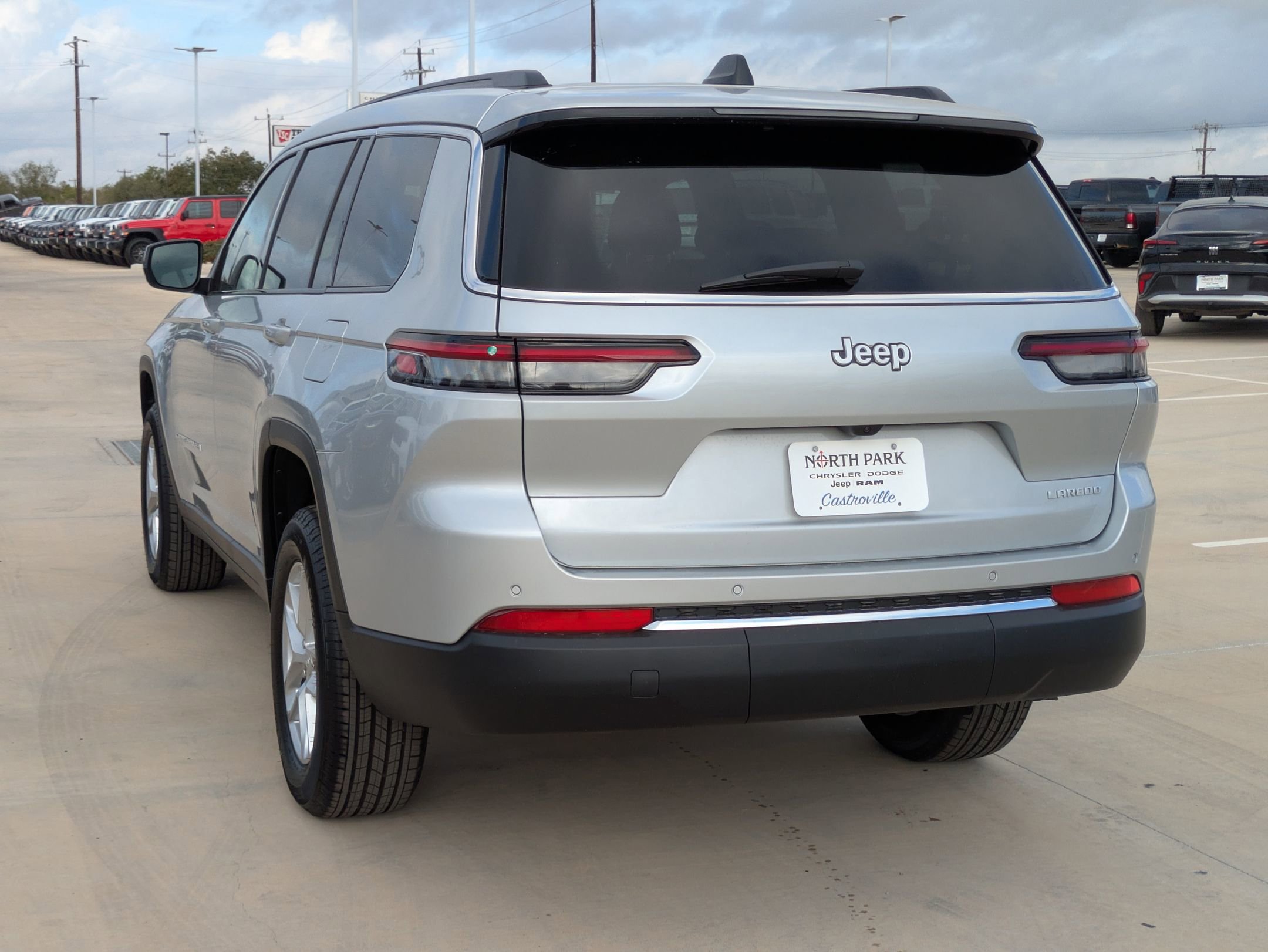 2025 Jeep Grand Cherokee Laredo X photo 4