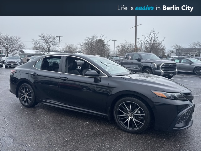 2024 Toyota Camry SE's photo