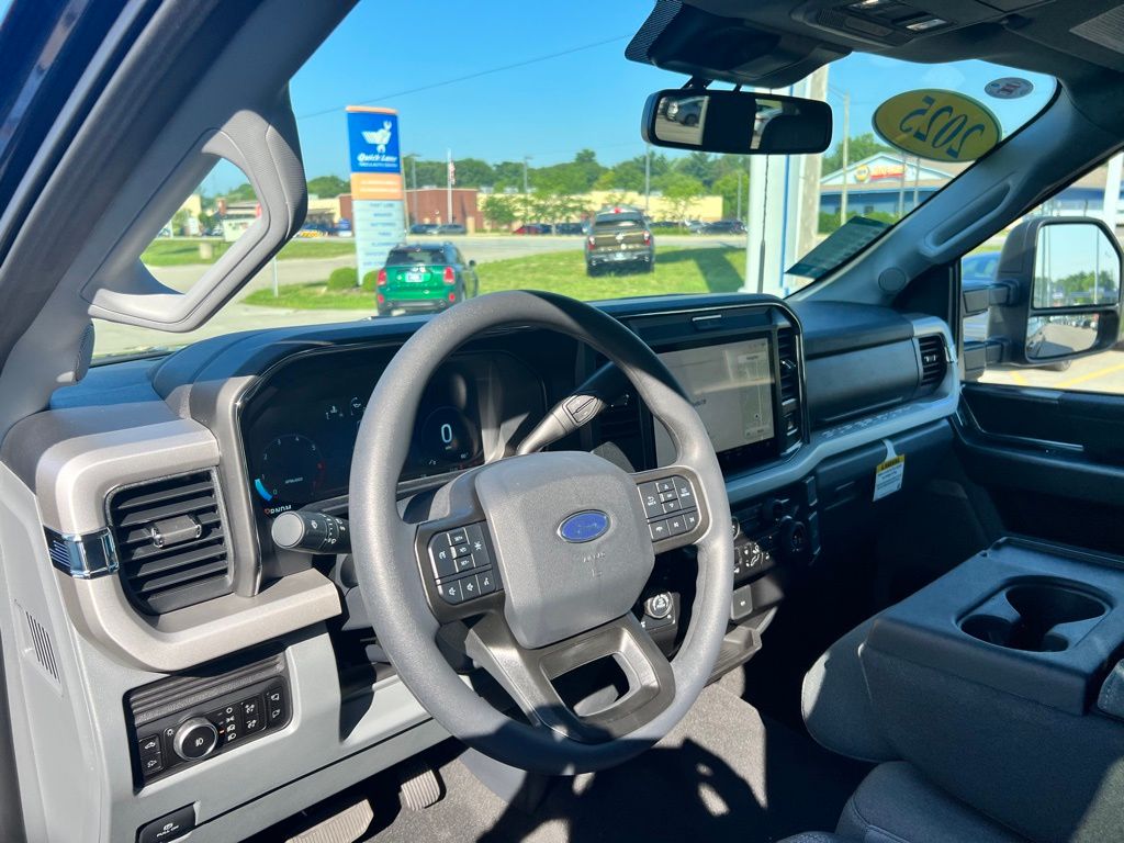 2025 Ford F-350 XLT photo 3