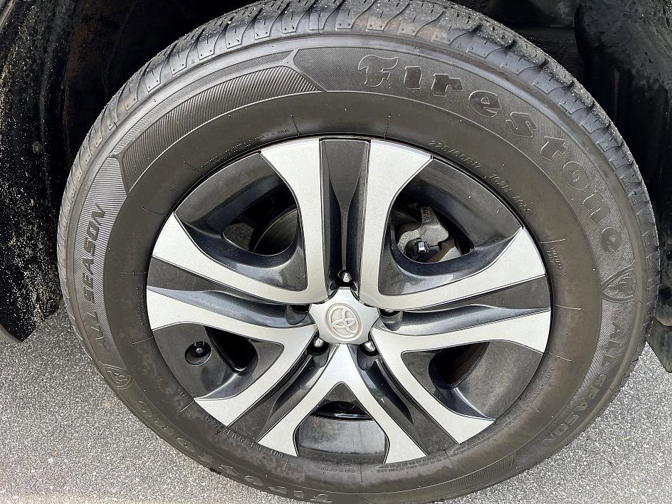 2018 Toyota RAV4 LE photo 12