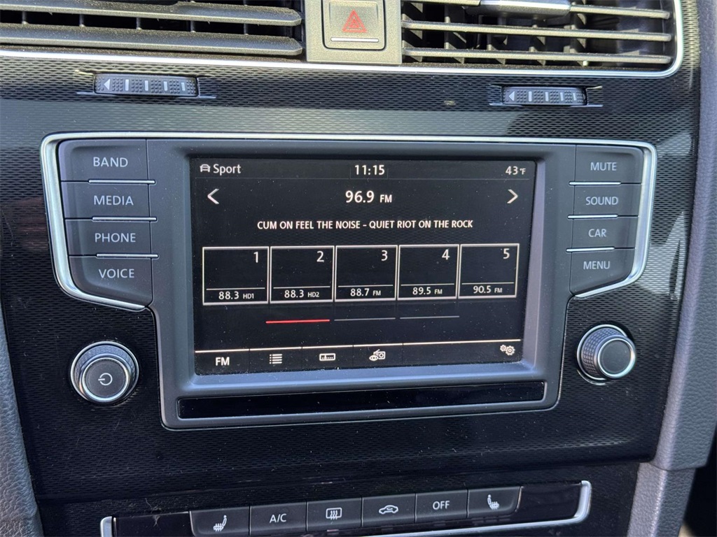 2017 Volkswagen Golf GTI SE photo 2