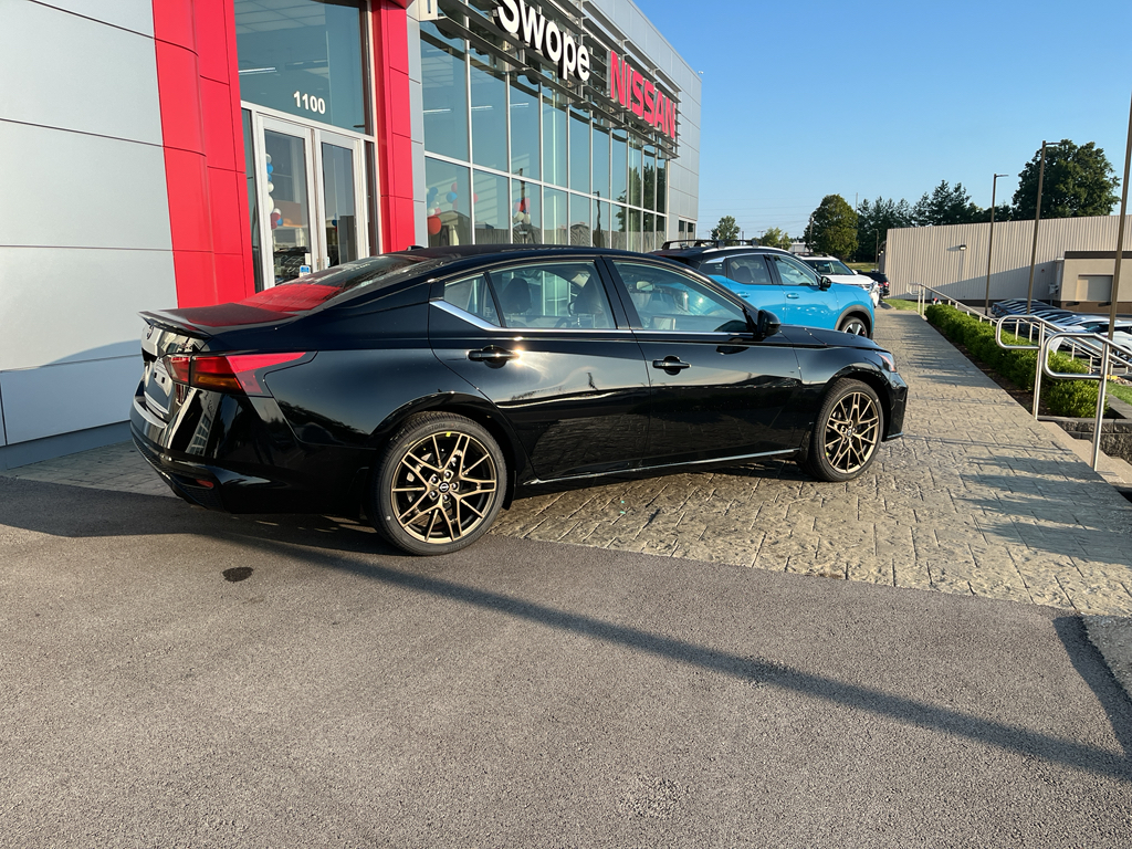 2025 Nissan Altima SR photo 3