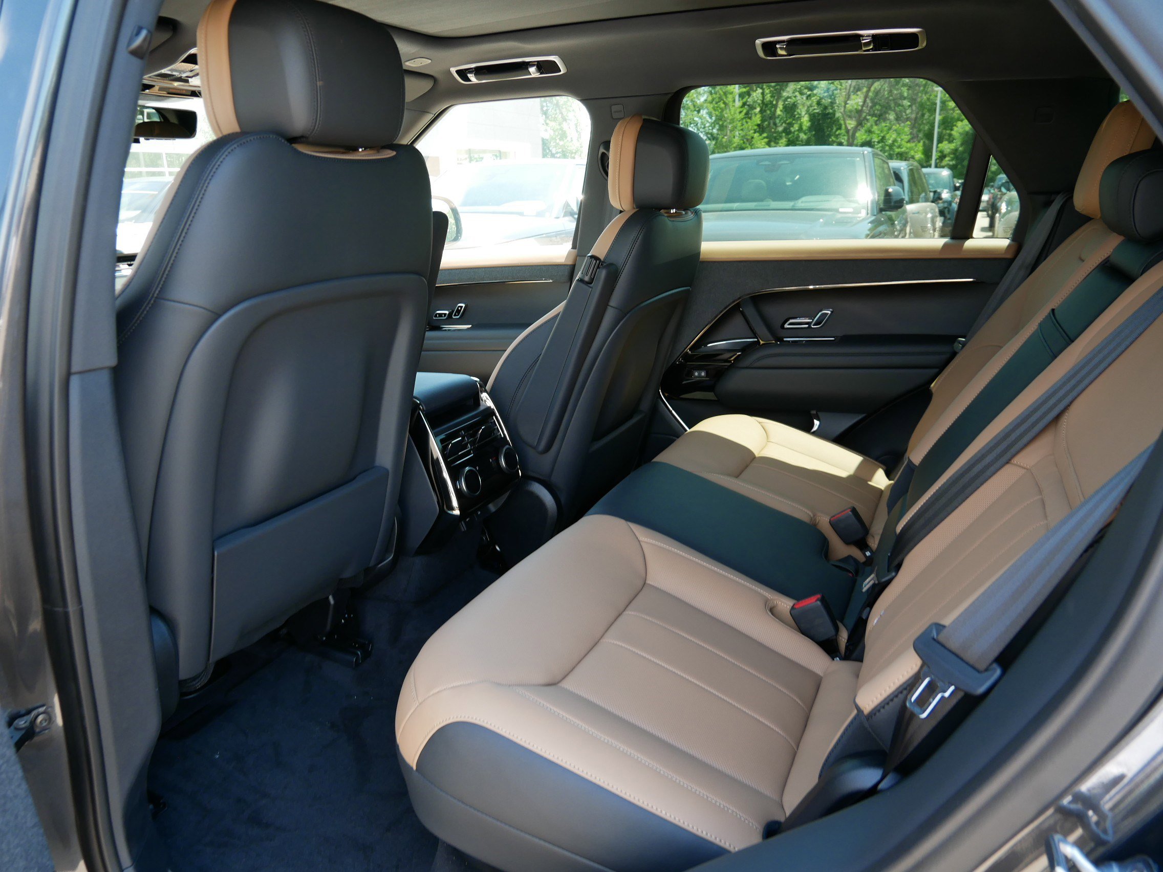2025 Land Rover Range Rover Sport SE photo 5