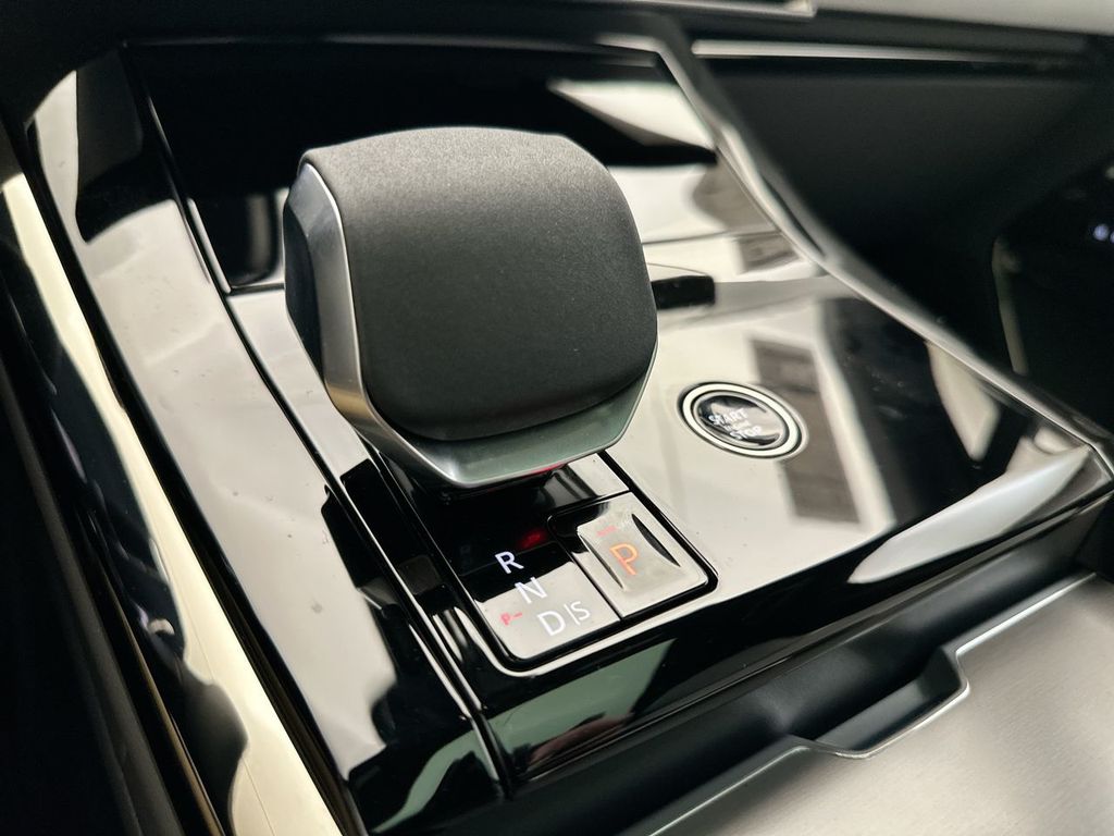 2025 Land Rover Range Rover Sport SE photo 11
