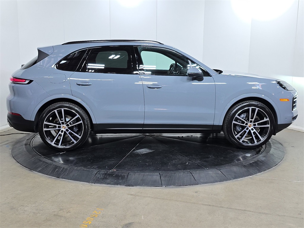 2025 Porsche Cayenne photo 4