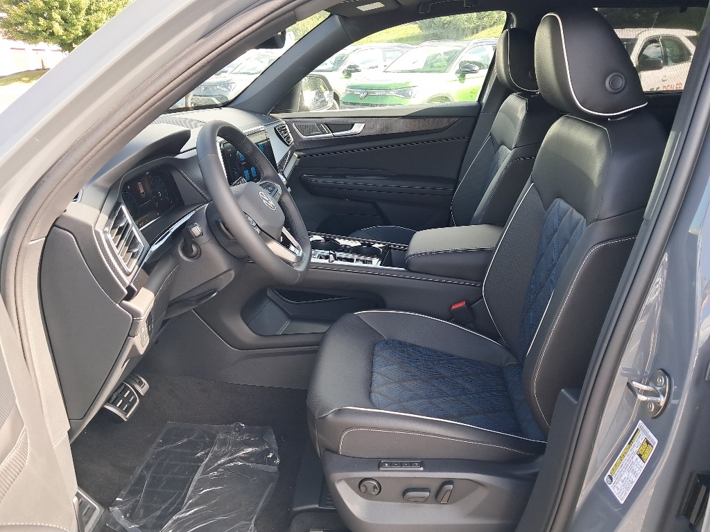2026 Volkswagen Atlas Cross Sport SEL Premium R-Line photo 4