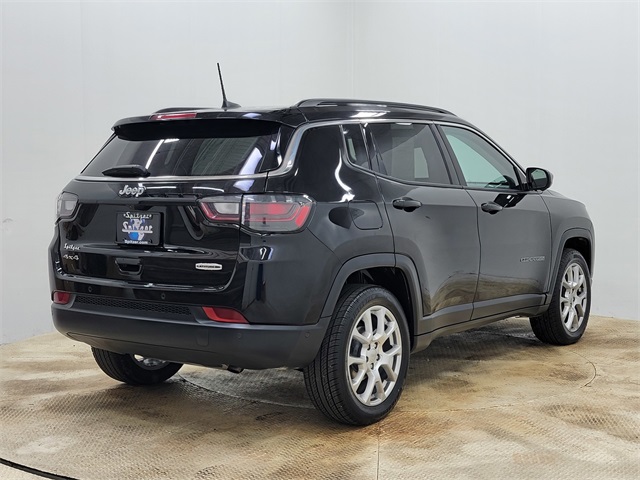 2022 Jeep Compass Latitude Lux photo 2