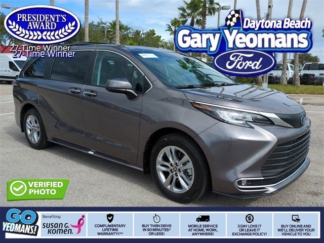 2022 Toyota Sienna XLE's photo