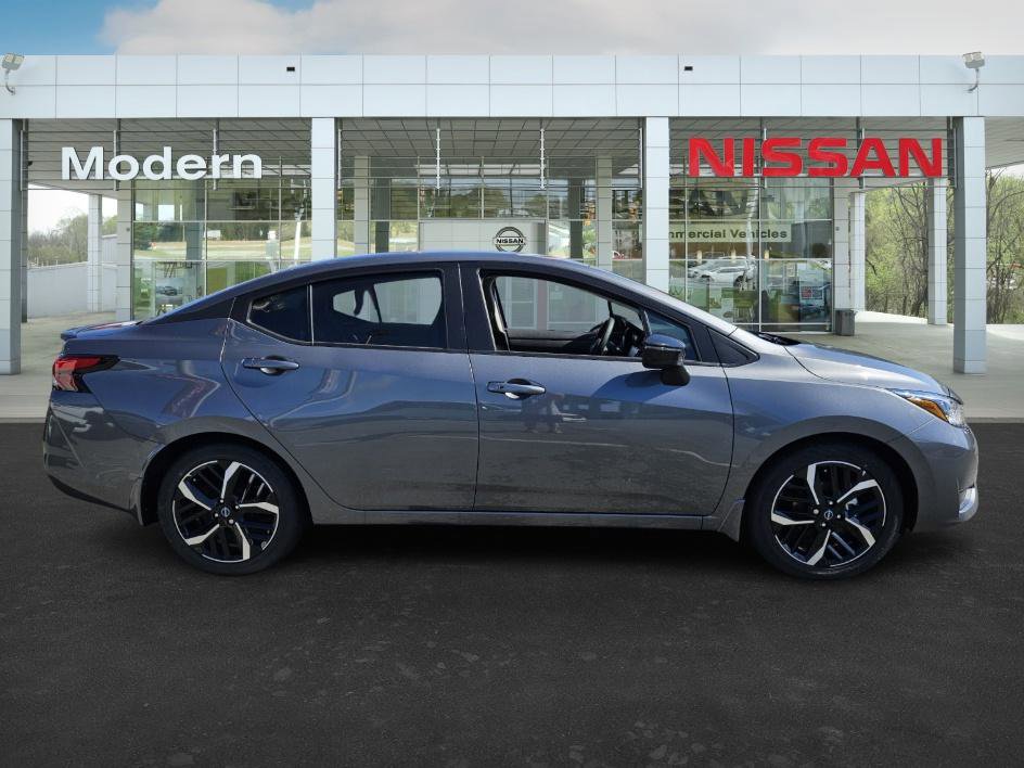 2025 Nissan Versa SR photo 3