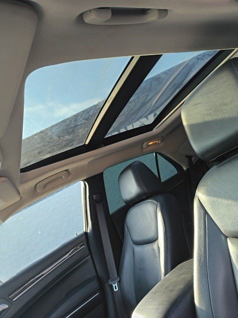 2016 Chrysler 300 Limited photo 12