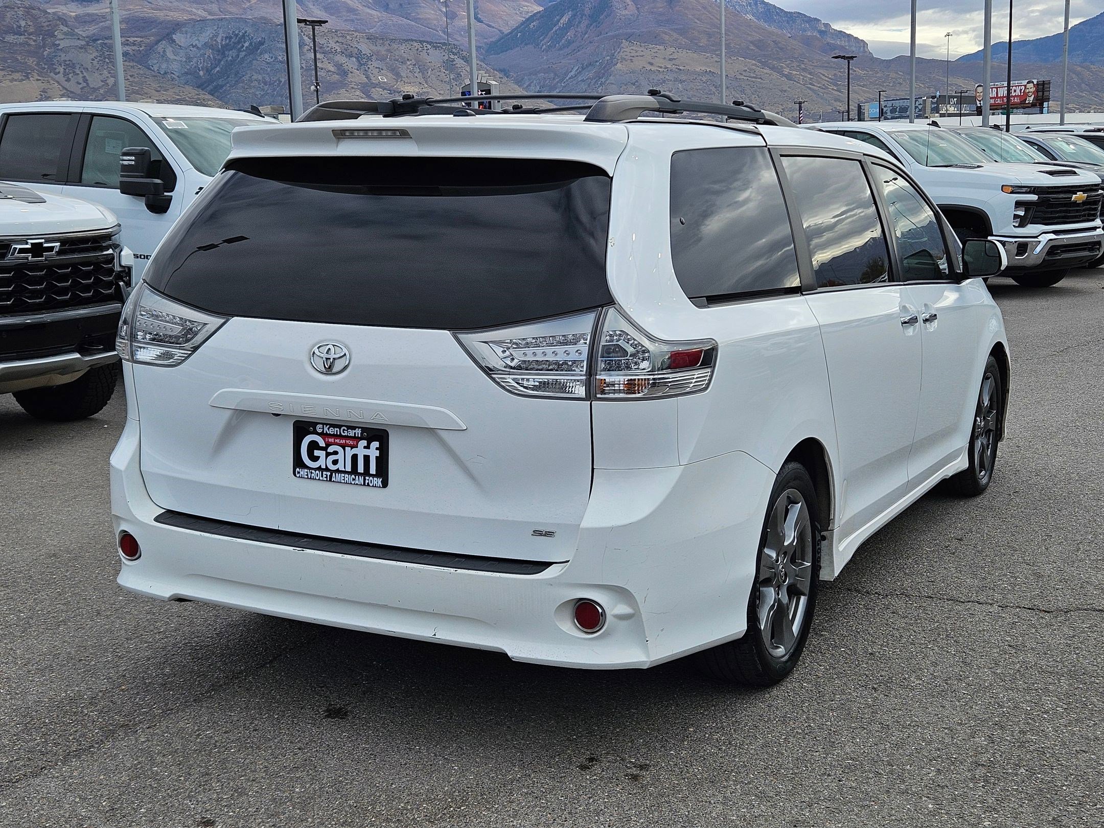 2017 Toyota Sienna SE photo 2