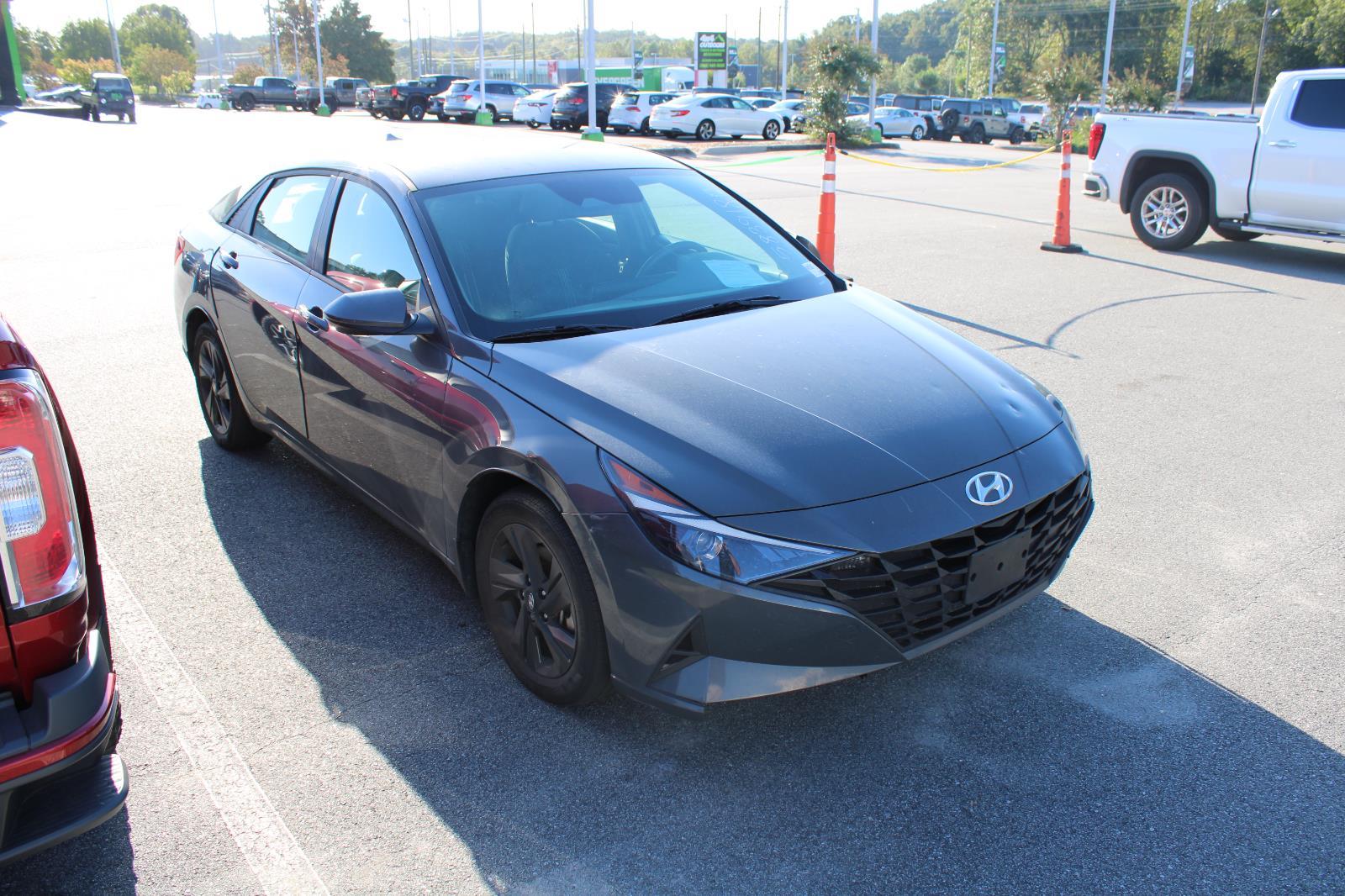 2023 Hyundai Elantra SEL photo 2