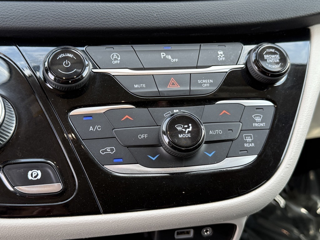 2020 Chrysler Pacifica Touring L photo 28