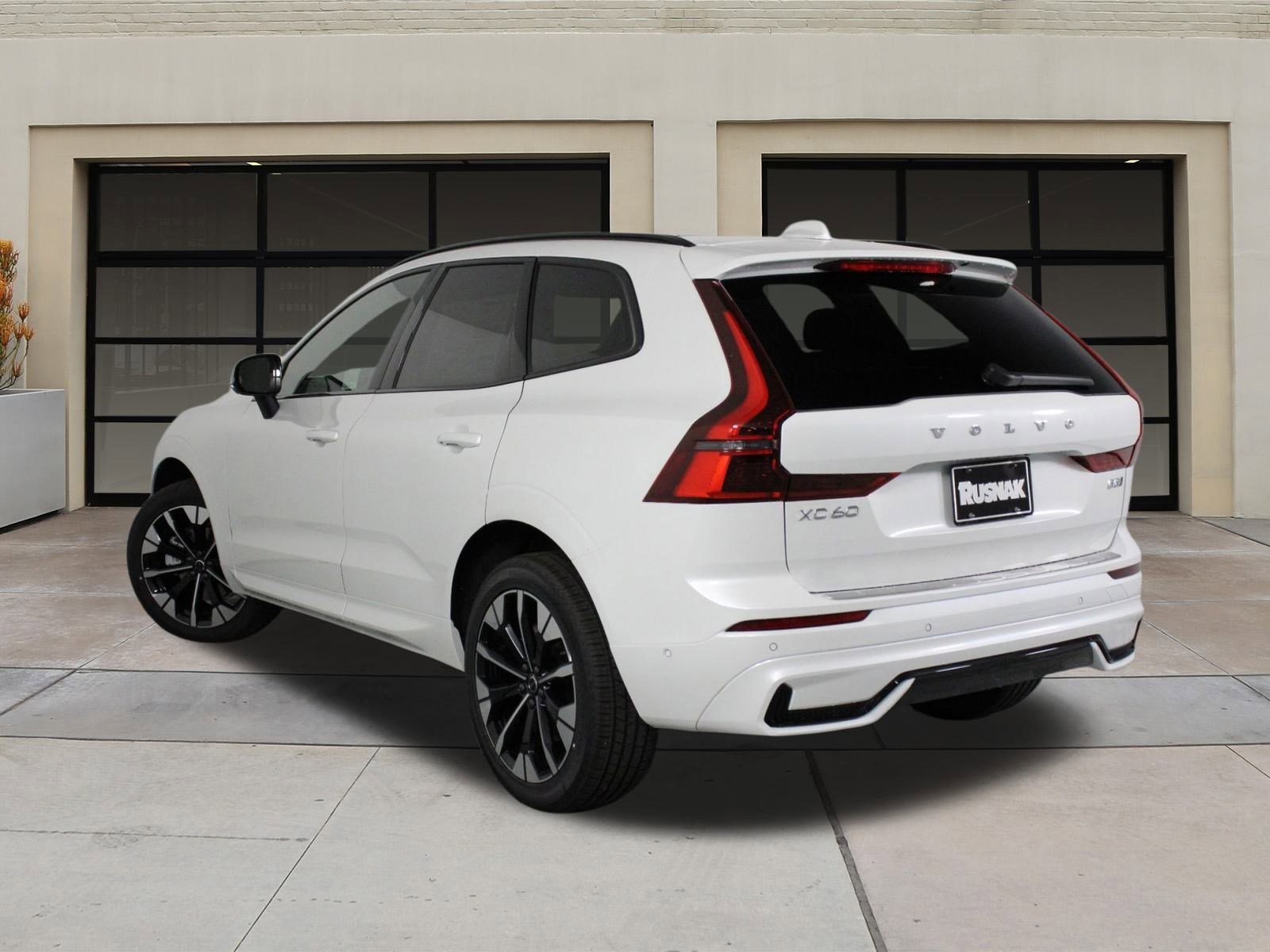 2026 Volvo XC60 B5 Plus photo 3