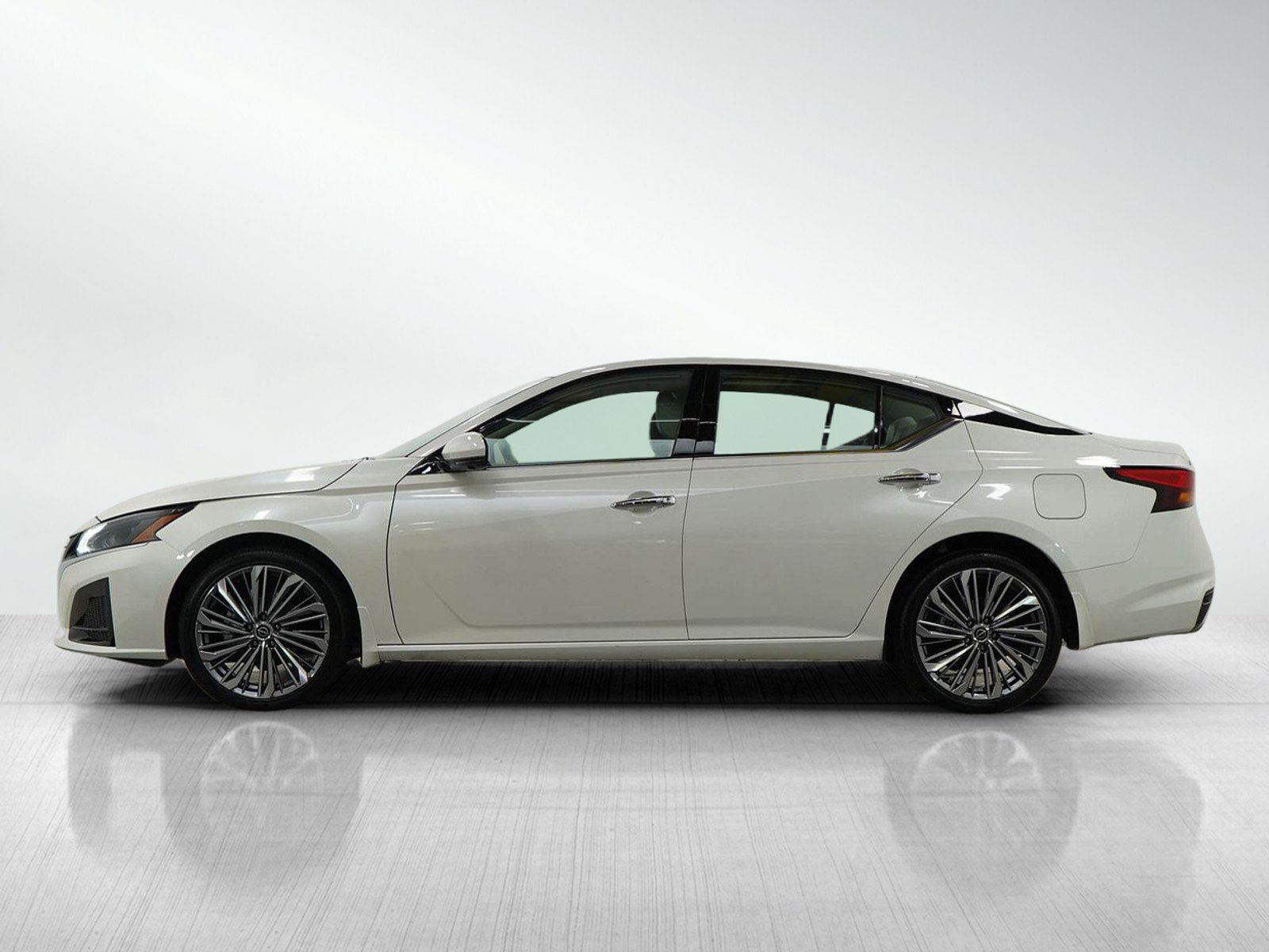 Used 2023 Nissan Altima SL with VIN 1N4BL4EW0PN416329 for sale in Burnsville, Minnesota