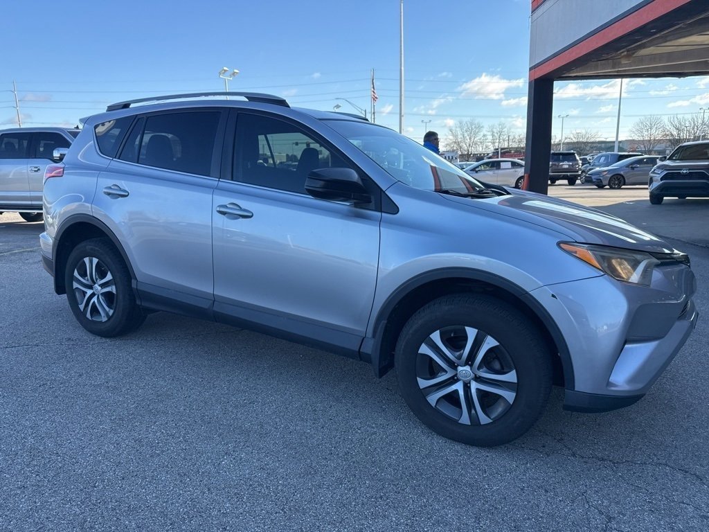 2017 Toyota RAV4 LE photo 3