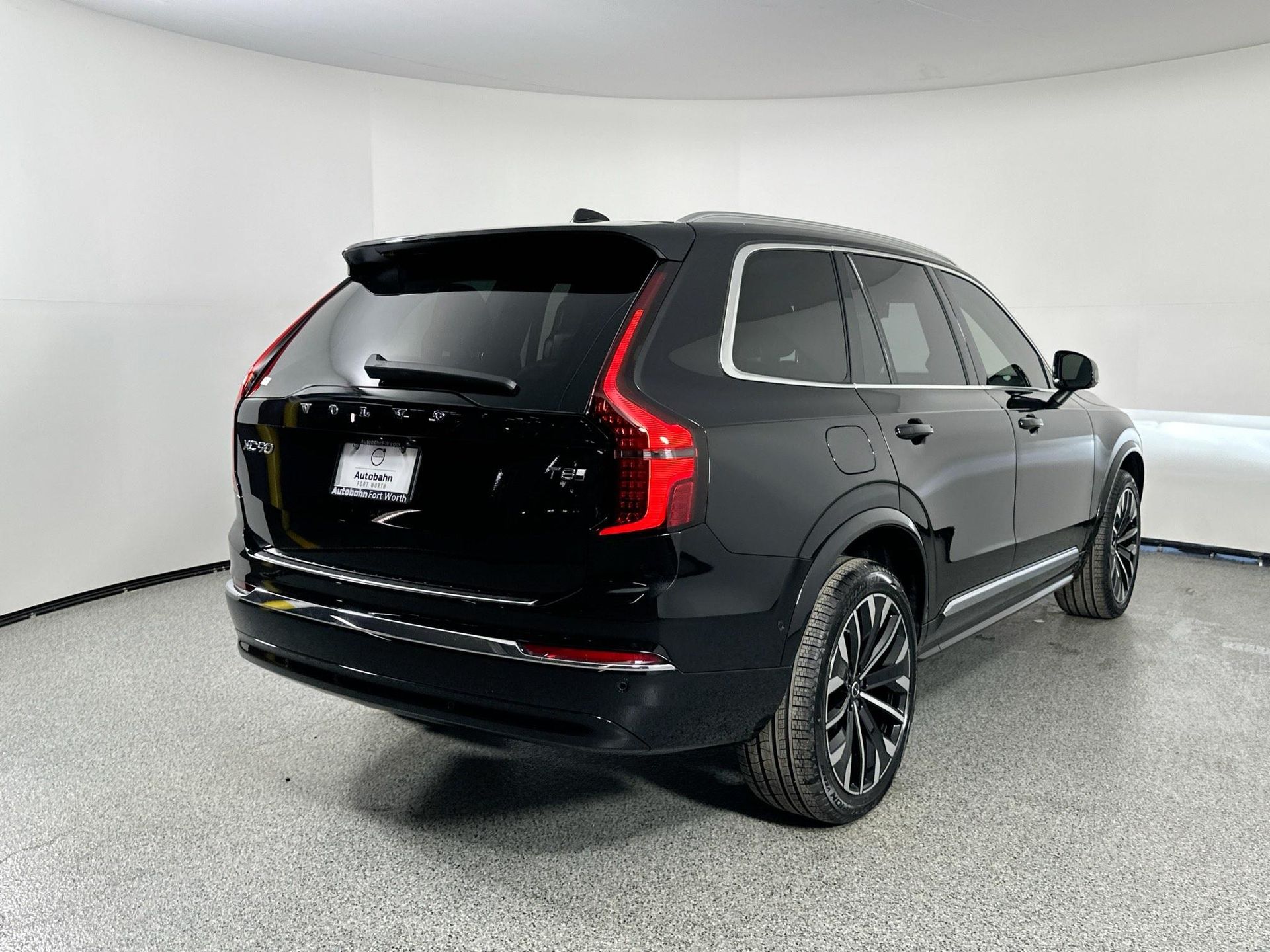 2025 Volvo XC90 T8 photo 4