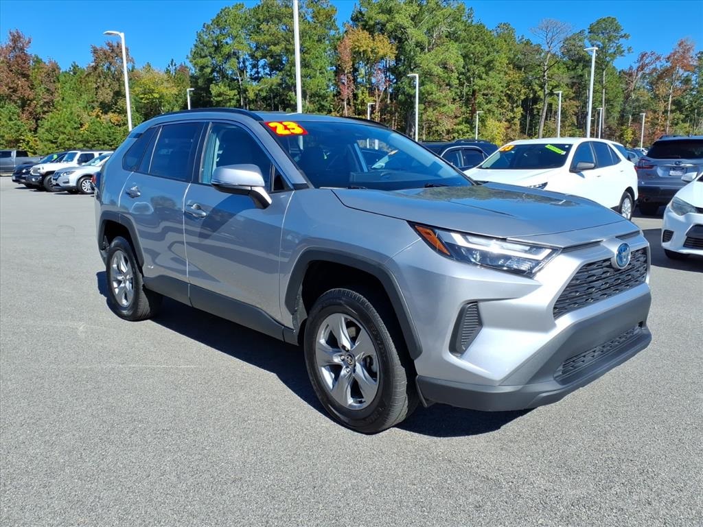 2023 Toyota RAV4 XLE's photo