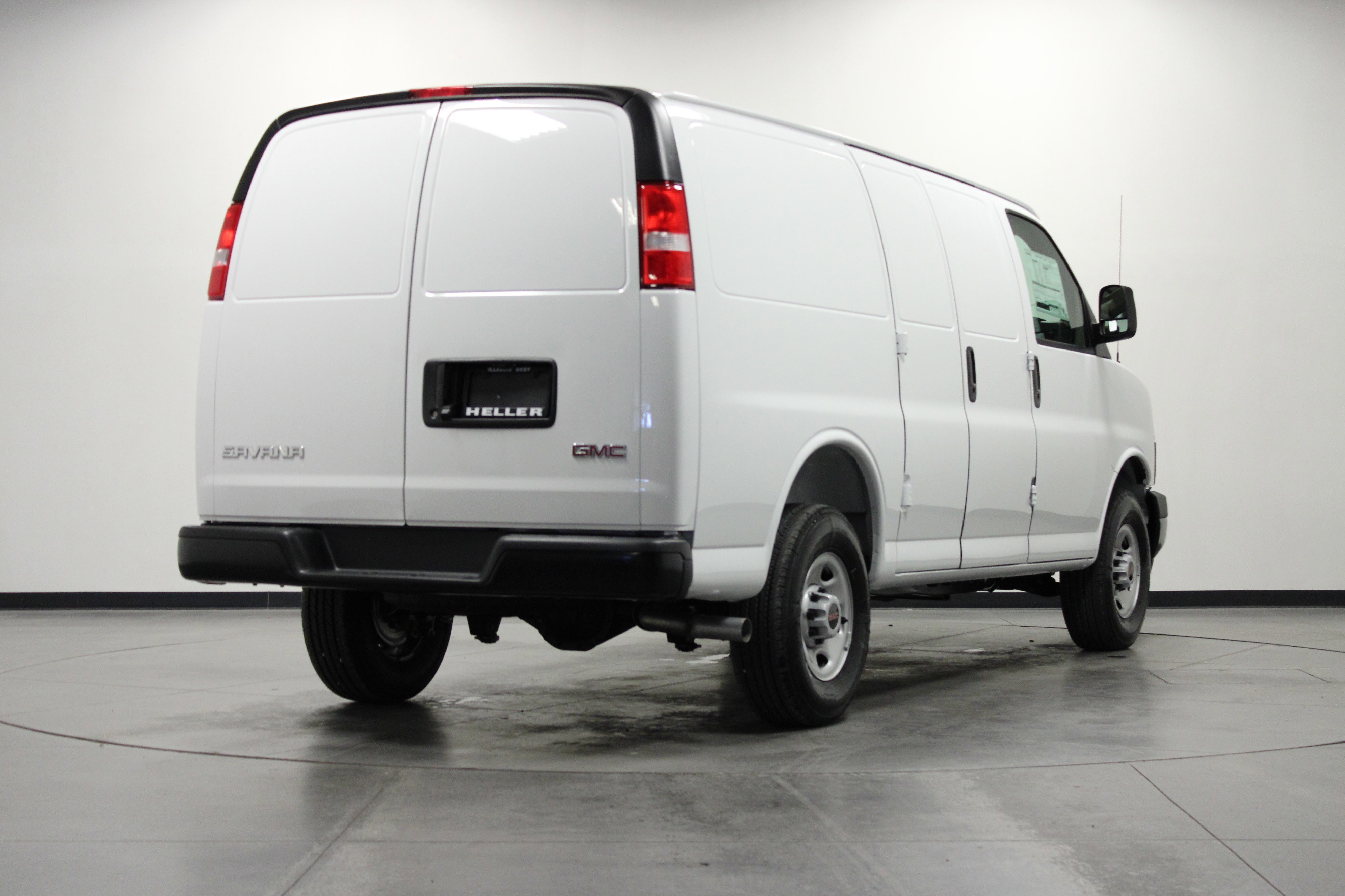 2025 Gmc Savana Cargo 2500 photo 3