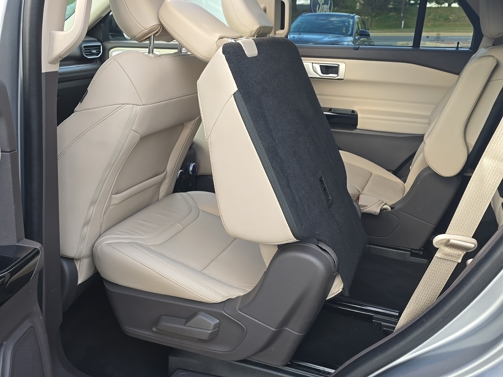 2022 Ford Explorer Hybrid Platinum photo 24