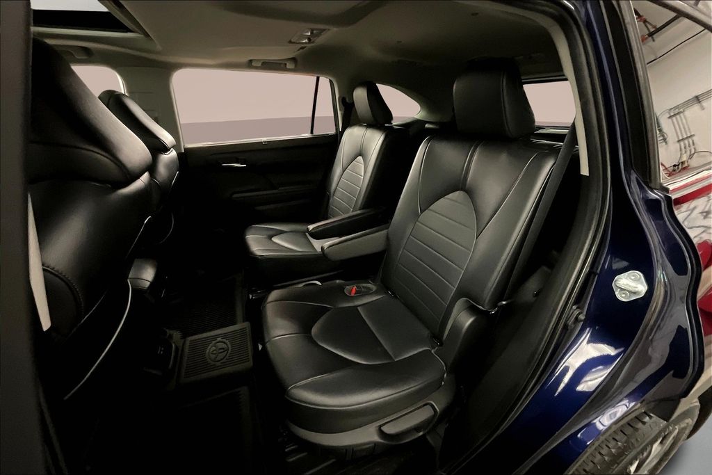 2022 Toyota Highlander XLE photo 26