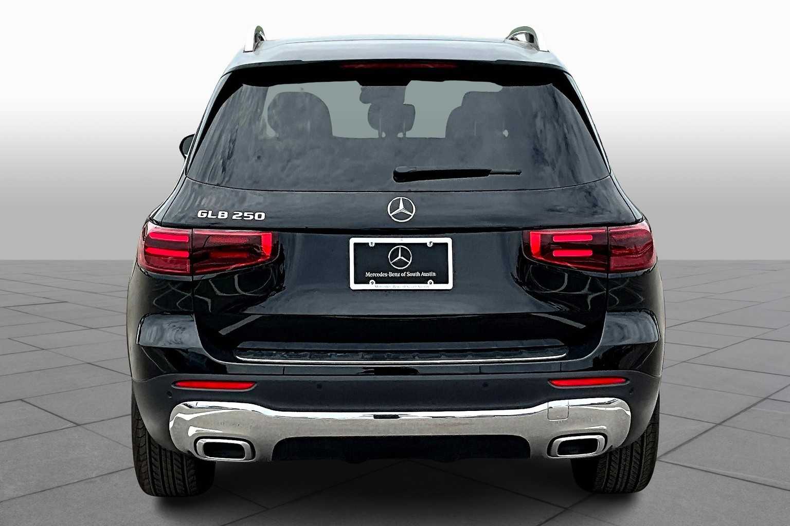 2025 Mercedes Benz GLB 250 photo 3