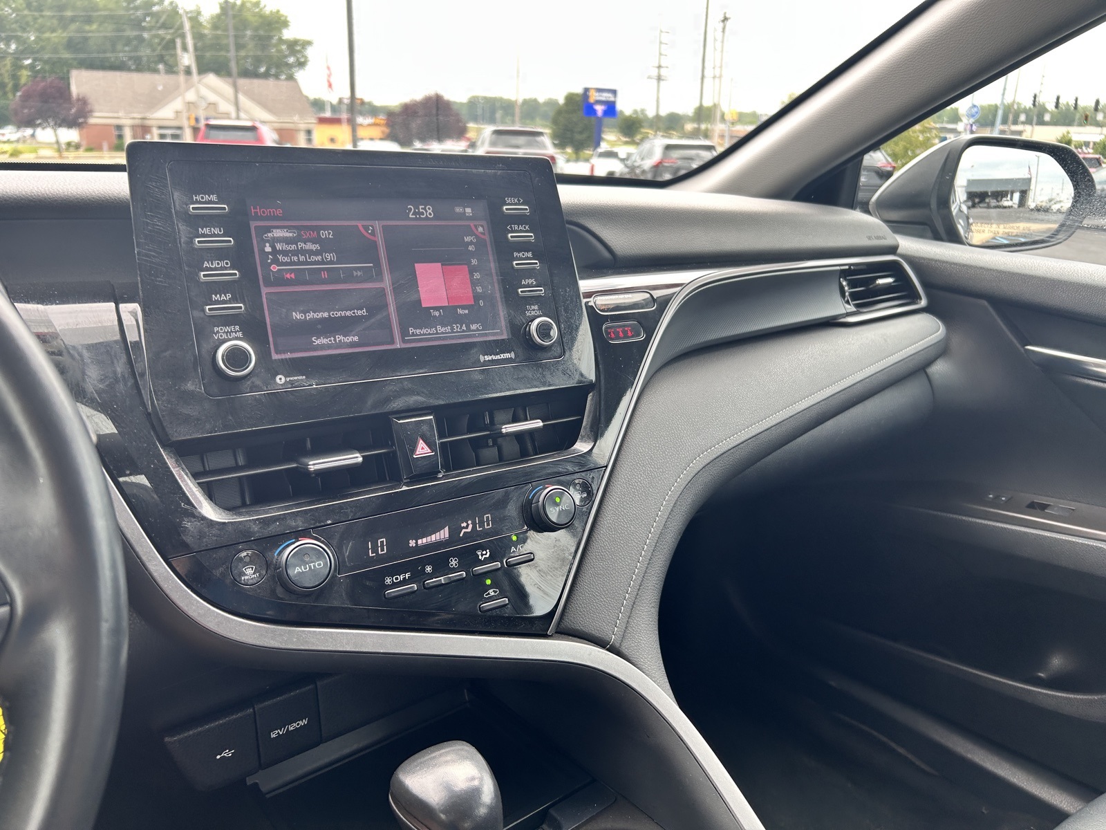 2022 Toyota Camry SE photo 24
