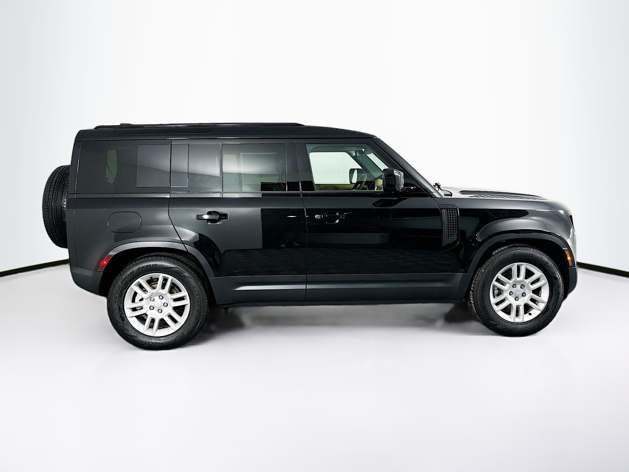 2025 Land Rover Defender 110 S photo 4