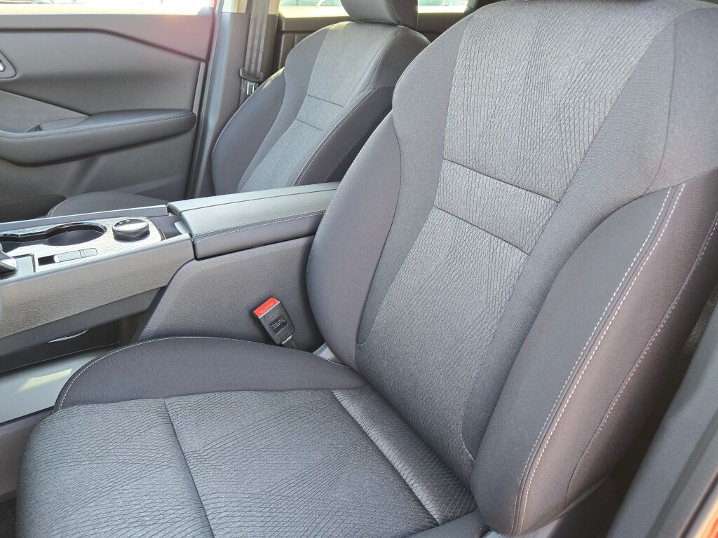 2026 Nissan Rogue SV photo 17