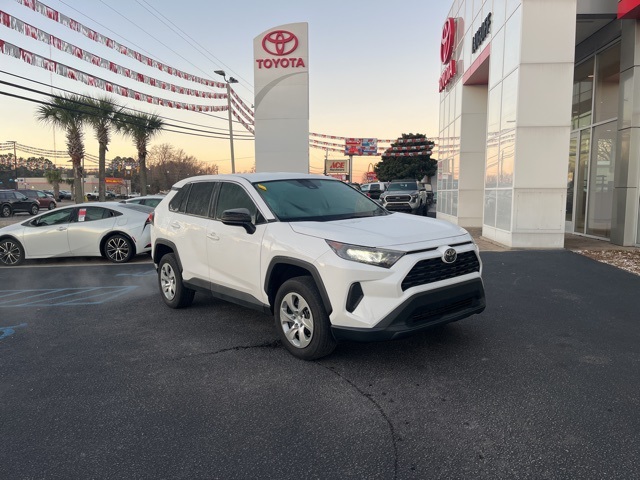 2022 Toyota RAV4 LE's photo