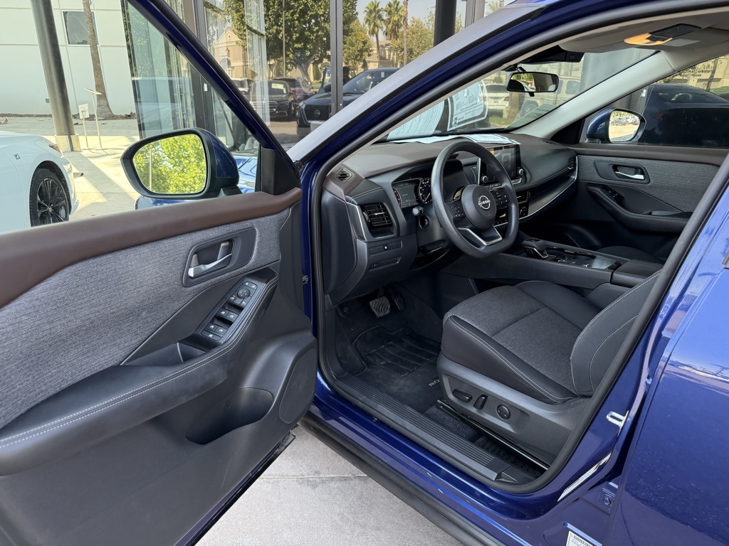 2023 Nissan Rogue SV photo 7